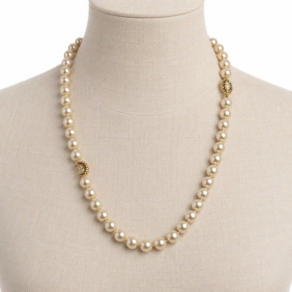 Faux Pearl Necklace Cream Graduated Beads Gold Tone Fish Clasp